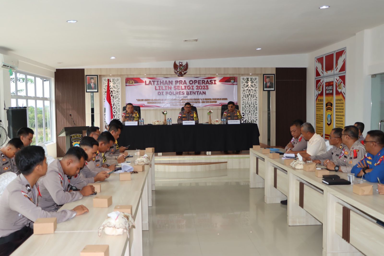 Wakapolres Bintan Kompol Amir Hamzah, S.H., M.H memimpin pelaksanaan Latihan Pra Operasi Lilin 2023 Dalam Rangka Pengamanan Natal 2023 dan Tahun Baru 2024 yang dilaksanakan di Aula Sarja Arya Racana Polres Bintan, Senin (18/12/2023).