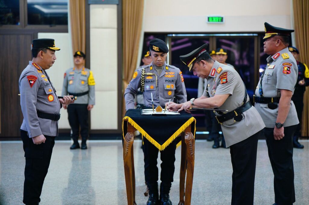 Kapolri Jenderal Polisi Drs. Listyo Sigit Prabowo, M.Si., pimpin upacara serah terima jabatan Kapolda Kepri bertempat di Rupatama Mabes Polri Jalan Trunojoyo, Jakarta Selatan.
