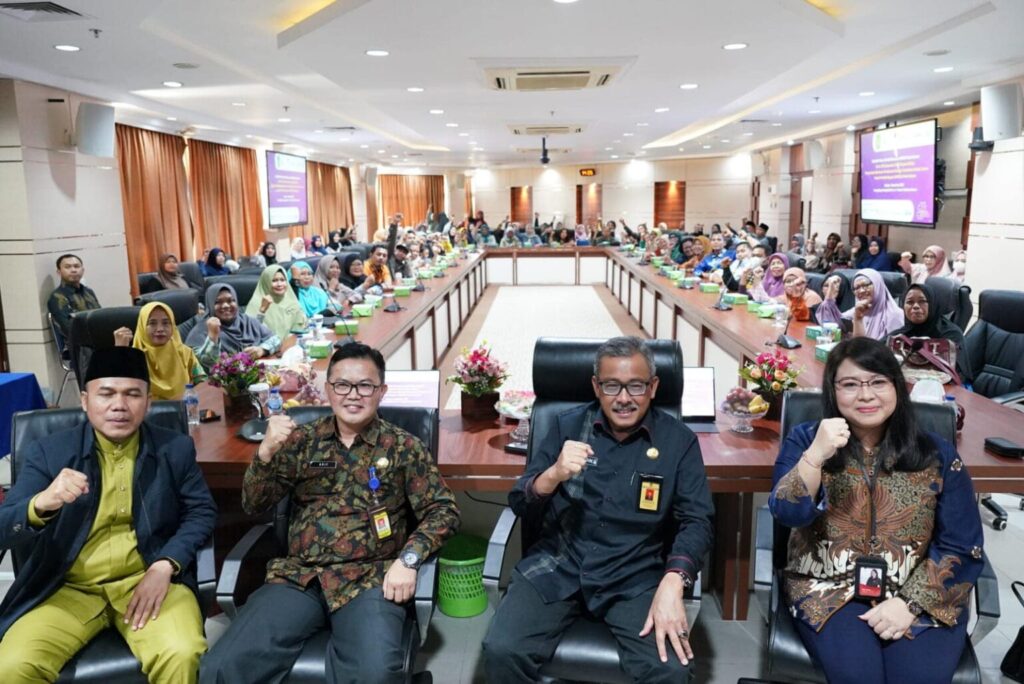 Sekretaris Daerah Kota Batam, Jefridin, M.Pd membuka Sekolah Pasar Modal untuk mengedukasi dan meliterasi UMKM Kota Batam, di Kantor Walikota Batam, Jumat (1/12/2023).
