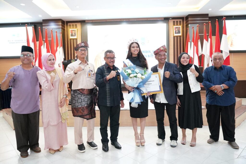 Sekretaris Daerah Kota Batam, Jefridin, M.Pd. mengucapkan selamat kepada Dewi Aulia sebagai finalis Miss Tourism World 2023, yang akan membawa nama Indonesia dan mengharumkan Batam di Beijing, Tiongkok.