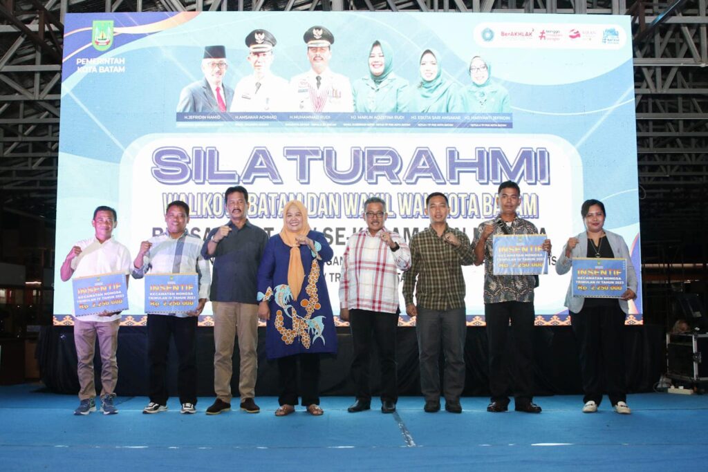 Wali Kota Batam Muhammad Rudi hadir langsung bertemu dan bersilaturahmi sekaligus penyerahan insentif Triwulan IV untuk ketua RT/RW dan tokoh masyarakat se-Kecamatan Nongsa.