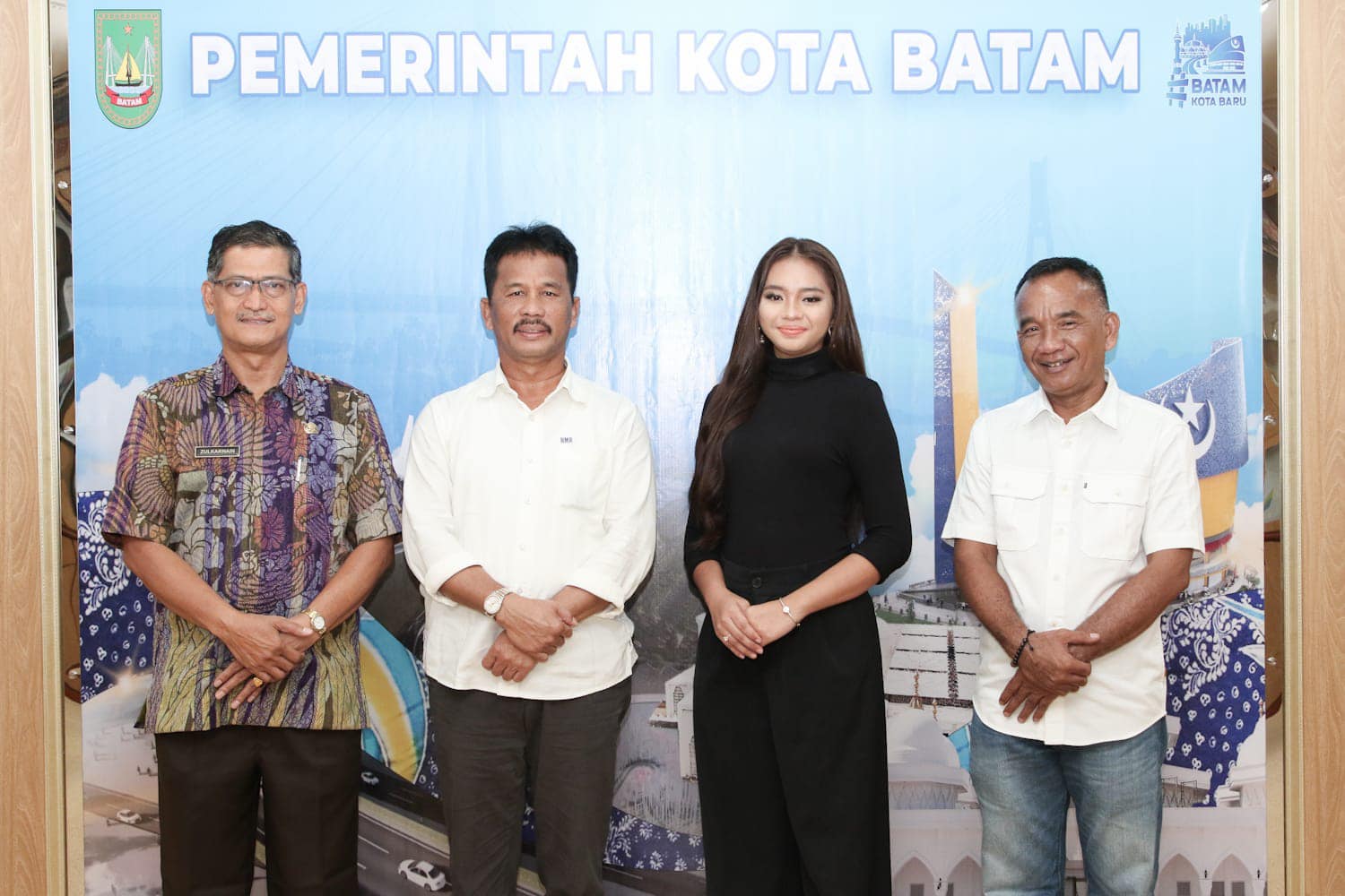 Rudi saat menerima kunjungan Aulia Dewi bersama keluarga di Kantor Wali Kota Batam, Kamis (30/11/2023).