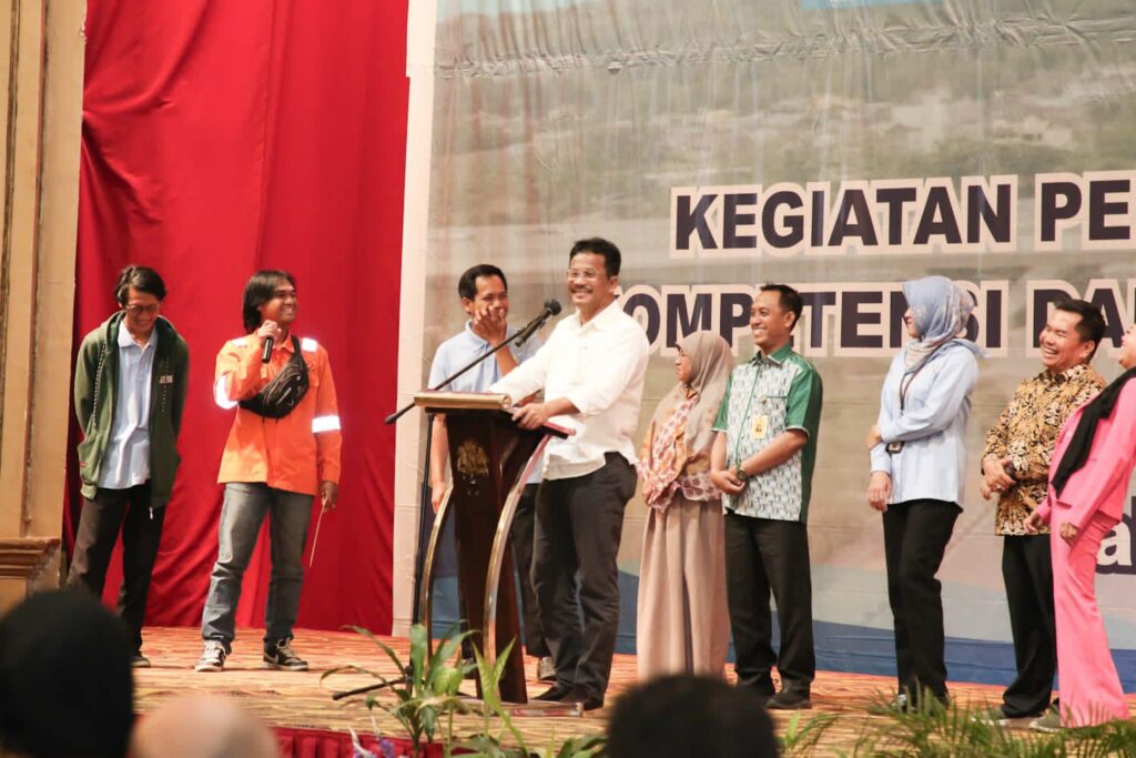 Wali Kota Batam, Muhammad Rudi secara resmi menutup pelatihan berdasarkan unit kompetensi dan pengukuran produktivitas tingkat Kota Batam tahun anggaran 2023 di Harmoni One Hotel, Kamis (30/11/2023).