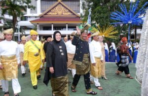Menyambut HJB ke-194, Pegawai Pemko Batam memakai Baju Melayu