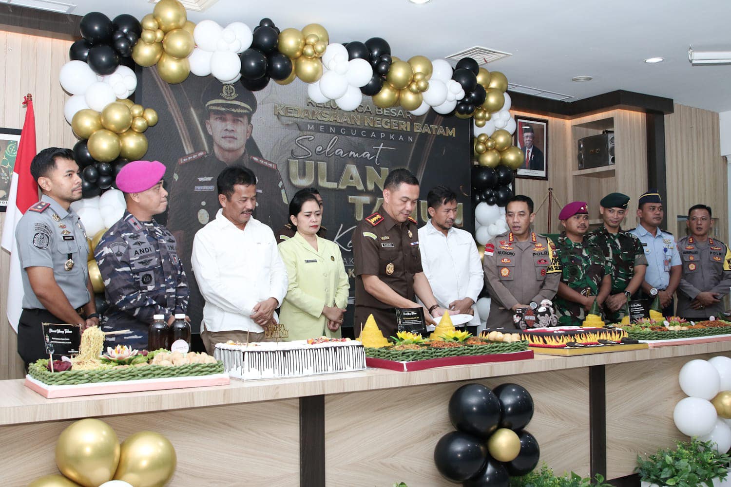 Forum Koordinasi Pimpinan Daerah (Forkopimda) Kota Batam, memberikan kejutan di Hari Ulang Tahun (HUT) ke-47 Kepala Kejaksaan Negeri (Kajari) Batam, I Ketut Kasna Dedi, Senin (4/12/2023).