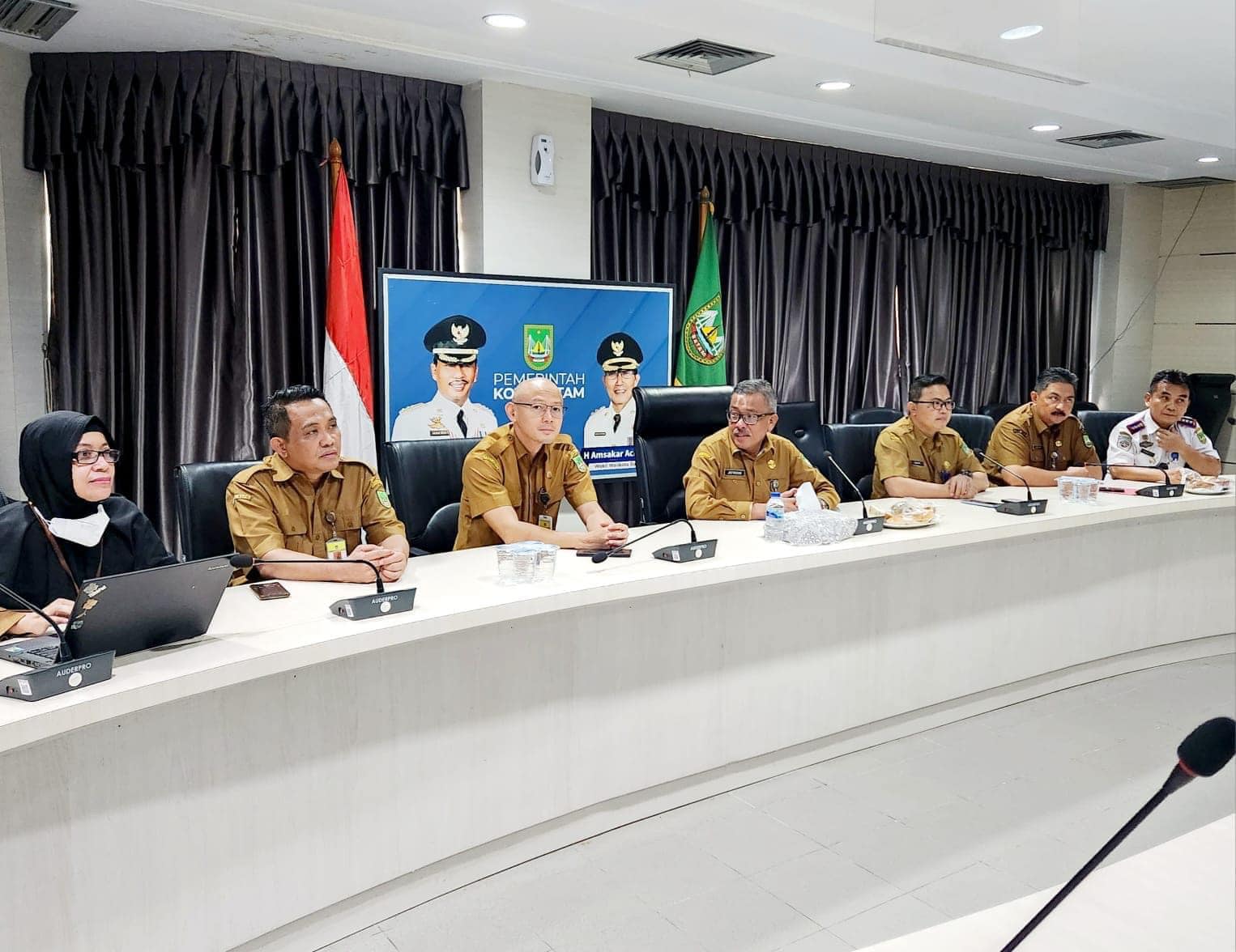 Sekretaris Daerah Kota Batam, Jefridin, M.Pd. sekaligus sebagai Ketua Harian Tim Pengendalian Inflasi Daerah (TPID) Kota Batam, di Kantor Walikota Batam, Senin (11/12/2023).