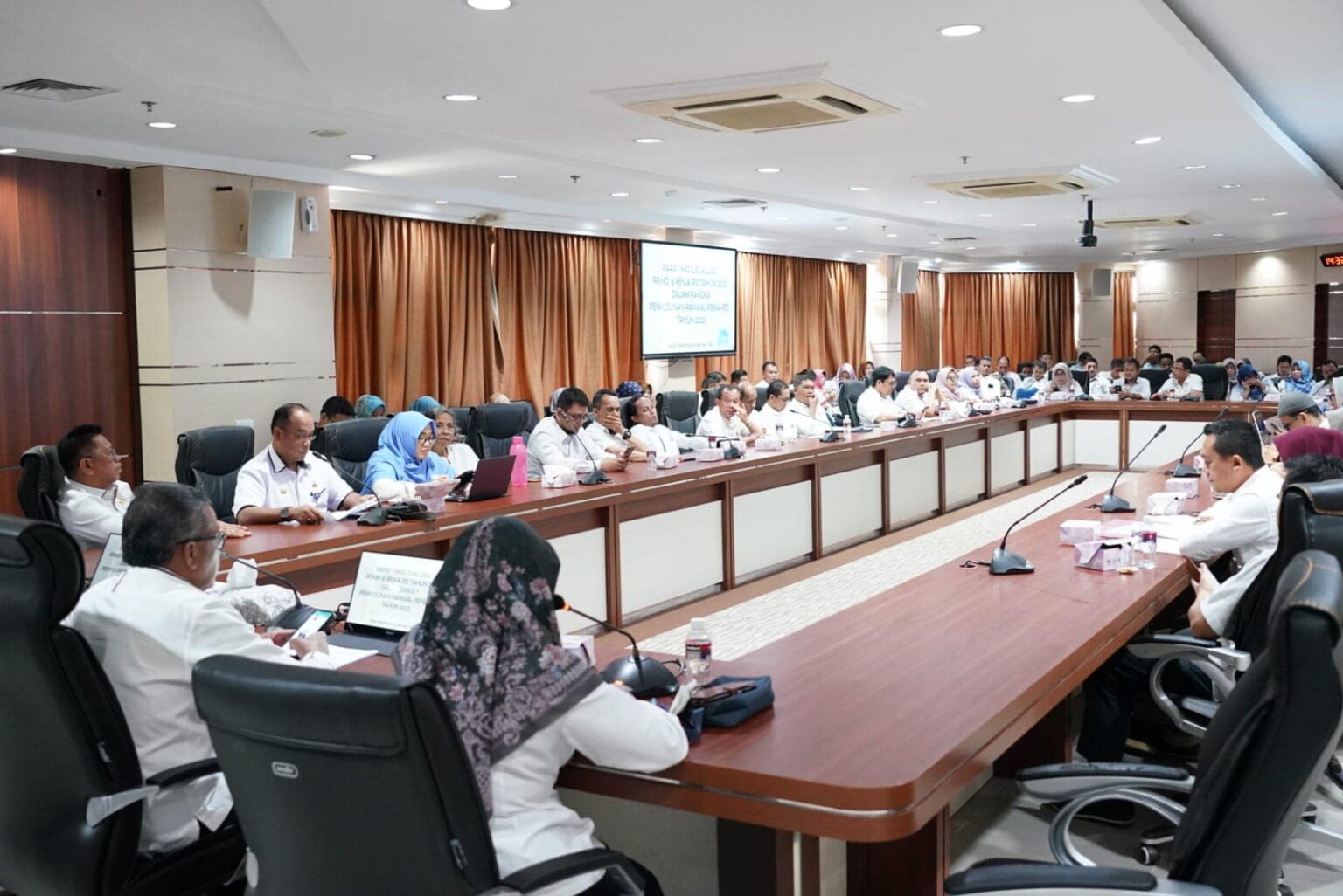 ekretaris Daerah Kota Batam, Jefridin, M.Pd. memimpin jalannya Rapat Hasil Evaluasi RPJMD dan Rencana Kerja (Renja) Perangkat Daerah (PD) tahun 2023 dalam rangka Penyusunan Ranwal Renja PD tahun 2025, di Kantor Walikota Batam, Selasa (6/12/2023).