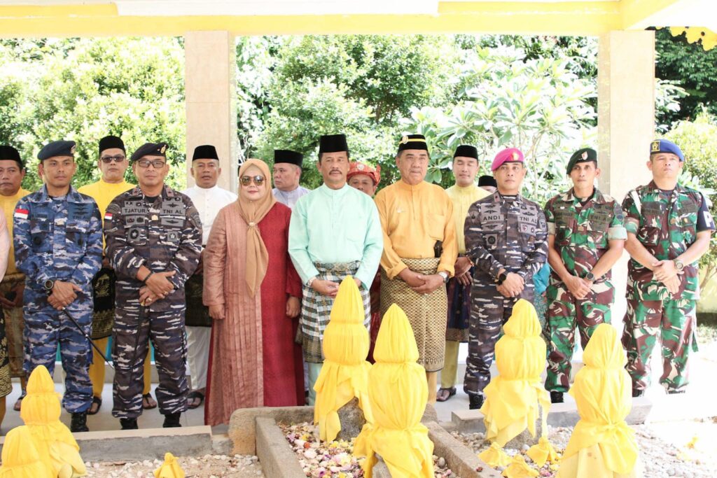 Wali Kota Batam, Muhammad Rudi bersama Ketua TP-PKK Kota Batam yang juga Wakil Gubernur Kepri, Marlin Agustina berziarah ke makam zuriat Nong Isa.