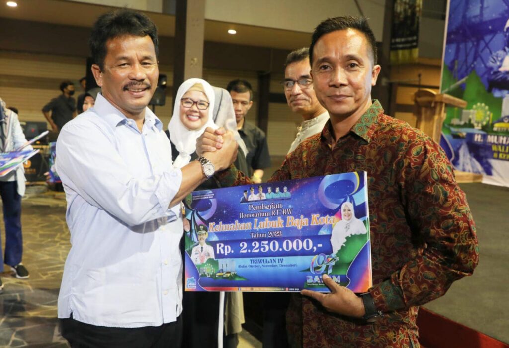Wali Kota Batam, Muhammad Rudi, menyerahkan secara simbolis insentif bagi RT dan RW triwulan IV se-Kecamatan Lubuk Baja di Nagoya City Walk, Selasa (12/12/2023).
