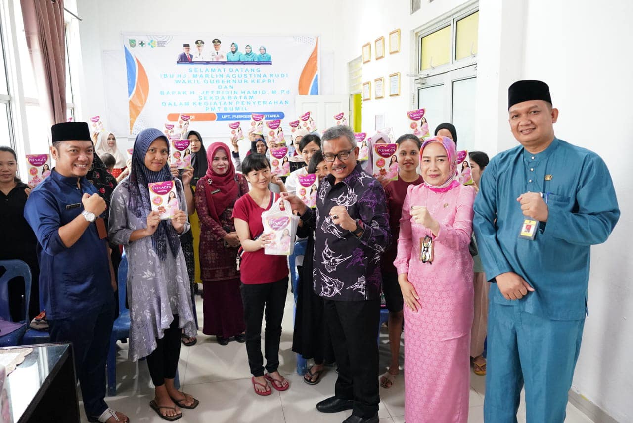 Sekretaris Daerah Kota Batam, Jefridin, M. Pd. menyerahkan secara langsung PMT Susu kepada 44 Ibu Hamil, di Puskesmas Botania, Jumat (15/12/2023)