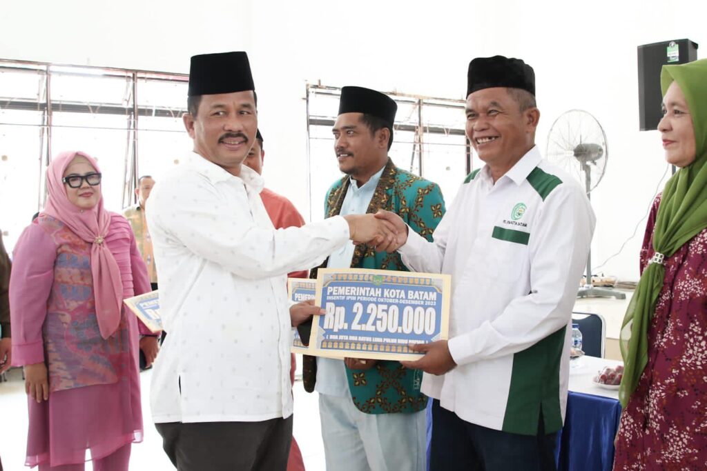 Rudi saat Silaturahmi Bersama RT/RW dan Tokoh Masyarakat Sekaligus Penyerahan Insentif RT/RW di Gedung Nasional Belakang Padang, Jumat (15/12/2023).