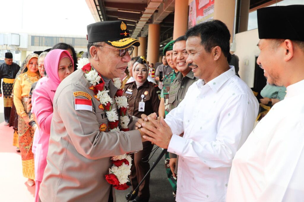 Wali Kota Batam, Muhammad Rudi menyambut kedatangan Kapolda Kepri yang baru, Brigjen Pol Yan Fitri Halimansyah di Bandara Internasional Hang Nadim Batam, Senin (18/12/2023).