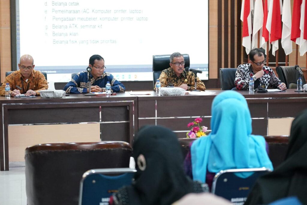 Sekretaris Daerah Kota Batam, Jefridin, M.Pd. memimpin Rapat Koordinasi (Rakor) Pelaksanaan APBD Akhir Tahun Anggaran 2023 dan Persiapan Pelaksanaan APBD Tahun Anggaran 2024 di Aula lantai IV Kantor Walikota, Kamis (21/12/2023).