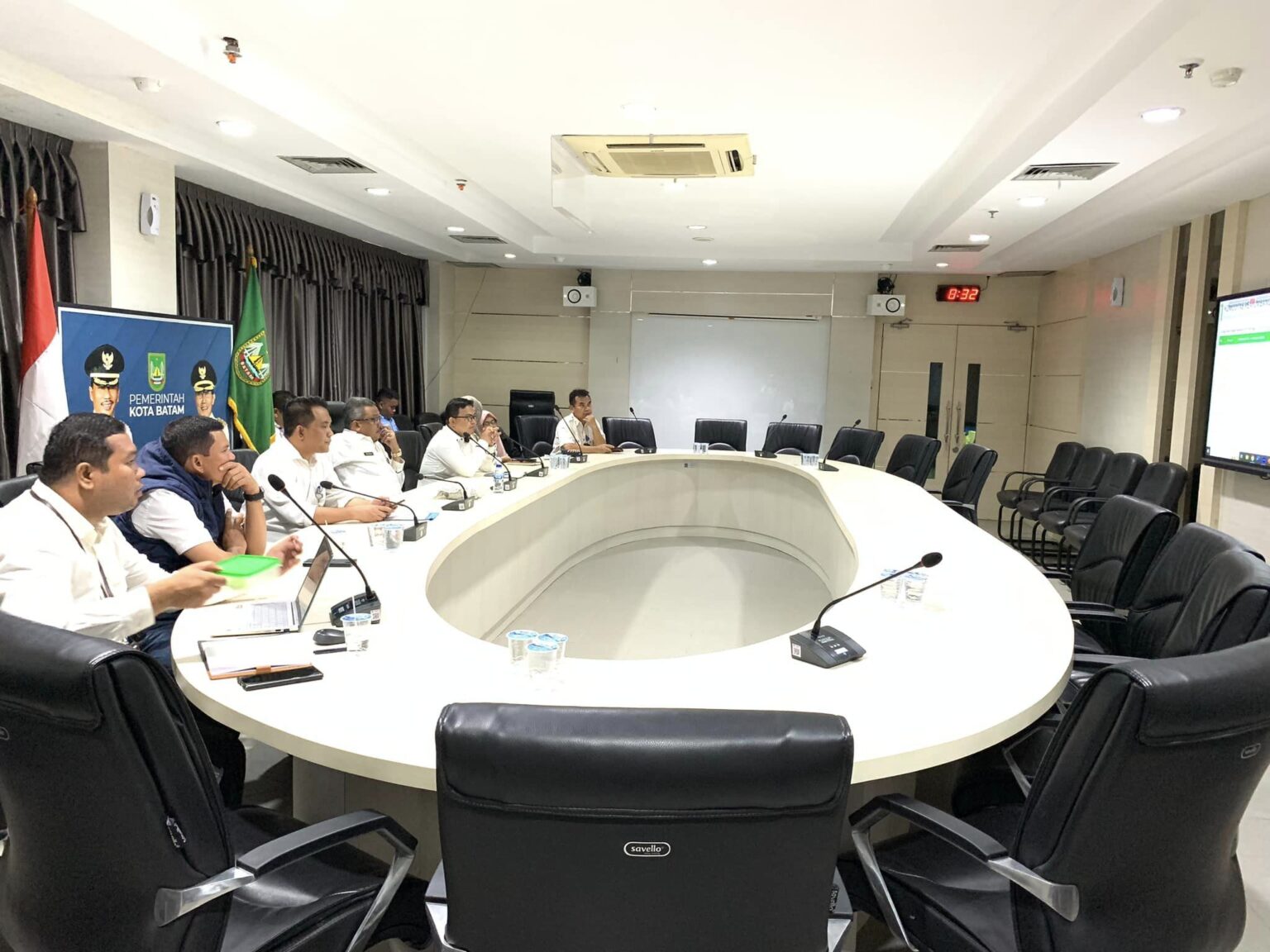 Sekretaris Daerah Kota Batam, jefridin, M. Pd. mengikuti jalannya Rapat Koordinasi (Rakor) Inflasi Daerah Minggu ke-3 Desember 2023, bersama Kementerian Dalam Negeri RI secara virtual, dari ruang rapat Embung Fatimah Lantai IV, Rabu (27/12/2023).