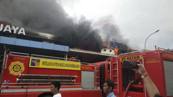 Petugas Damkar tengah berupaya memadamkan api di kawasan industri Batu Ampar Batam (tentangkepri.com/Pane)