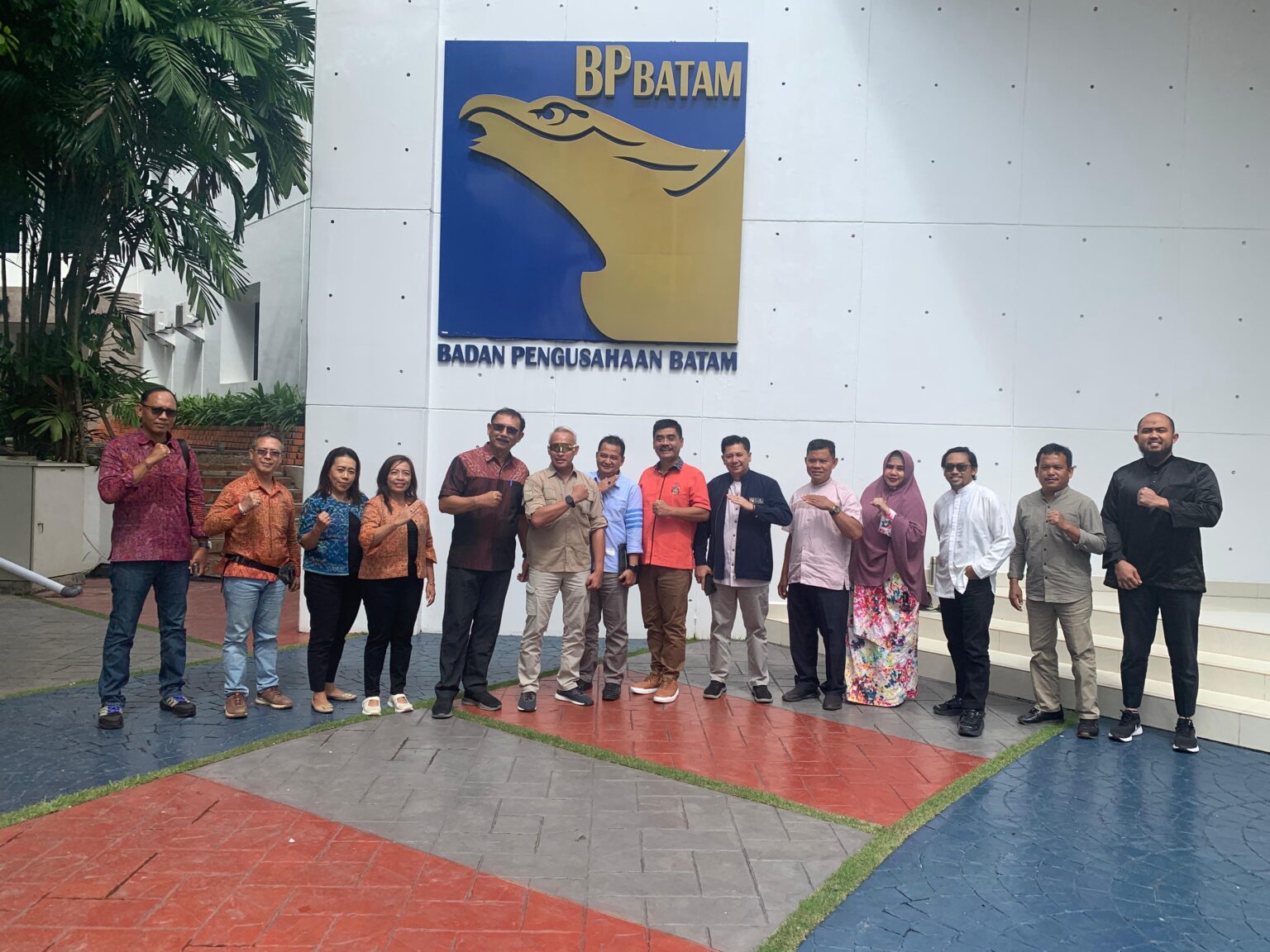 Badan Usaha Sistem Pengelolaan Air Minum (BU-SPAM) BP Batam menerima kunjungan kerja dari Perumda Air Minum Tirta Sewakadarma, di Marketing Center BP Batam, Jumat (01/12/2023).