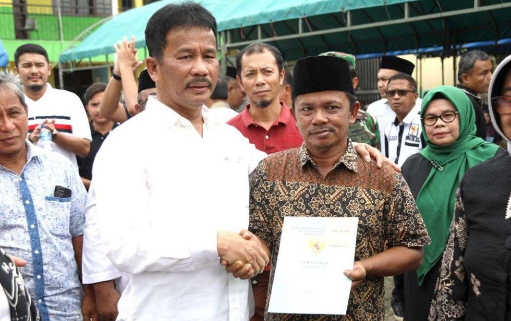 Kepala Badan Pengusahaan (BP) Batam, Muhammad Rudi menyerahkan Sertifikat Kampung Tua kepada 1.960 warga Kecamatan Batu Ampar, Kamis (28/12/2023).