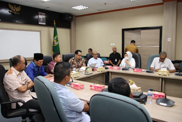 Tim Komisi Pemberantasan Korupsi (KPK) saat berkunjung ke DPRD Batam. (Foto: Tentangkepri.com)