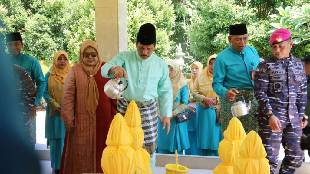 Kepala BP Batam, Muhammad Rudi berziarah ke makam zuriah Nong Isa, bersama Wakil Gubernur Kepri sekaligus Ketua PIKORI BP Batam, Marlin Agustina Rudi, Rabu (13/12/2023).