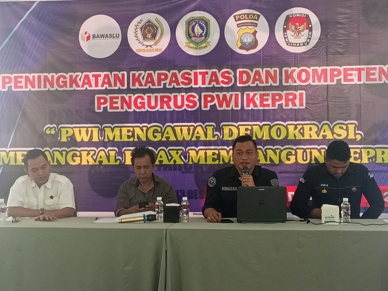 Foto: Moderator Ketua Dewan Kehormatan PWI Kepri Richard Nainggolan