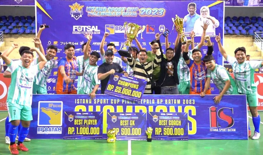 Gelaran Turnamen Futsal Istana Sport Cup Piala Kepala BP Batam 2023 berakhir dengan meriah, pada Minggu (17/12/2023) malam.