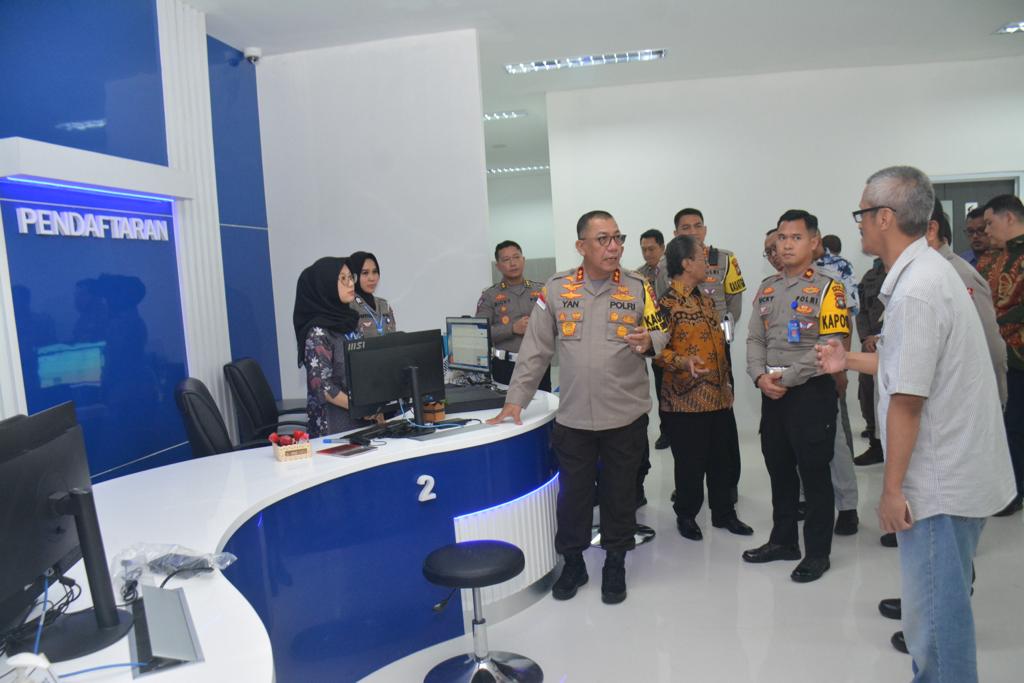 - Kapolda Kepri Irjen. Pol. Drs. Yan Fitri Halimansyah, M.H., pimpin kegiatan peresmian Gedung BPKB Ditlantas Polda Kepri. Hadir dalam kegiatan tersebut Ketua DPRD Provinsi Kepri, Wakapolda Kepri, Danrem 033/WP, Pejabat Utama Polda Kepri dan Forkopimda Tk. I Provinsi Kepri. Kamis (28/12/2023