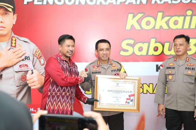 Kapolresta Barelang, Kombes Pol Nugroho Tri N menerima penghargaan dari Ketua DPRD Kota Batam Nuryanto. (Istimewa)