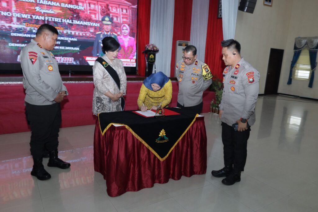 Polda Kepulauan Riau menggelar acara serah terima Ibu Asuh Polwan Polda Kepulauan Riau yang bertempat di Graha Lancang Kuning Polda Kepulauan Riau pada hari Selasa (19/12/2023).