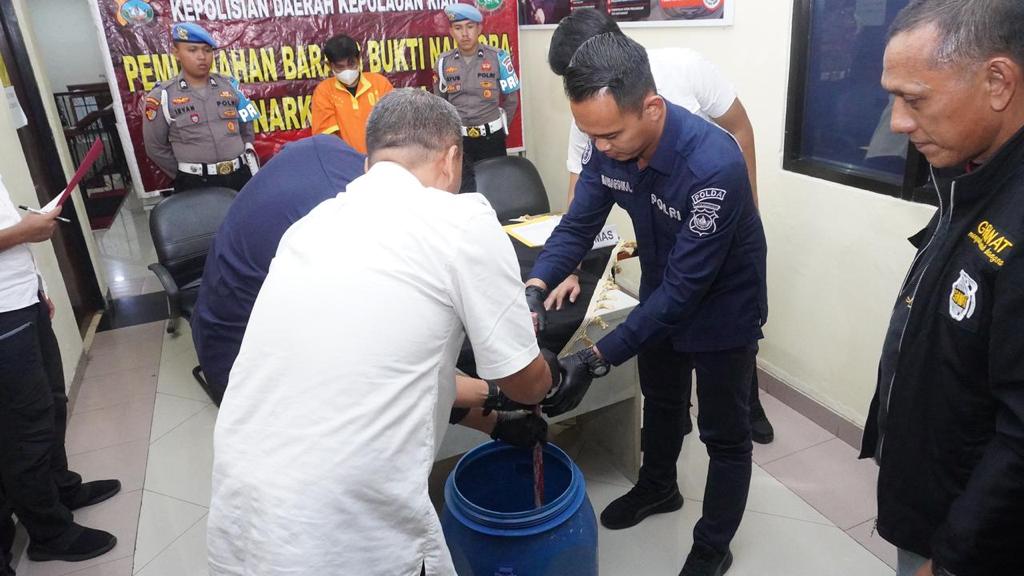 Ditresnarkoba Polda Kepri melakukan pemusnahan barang bukti narkotika jenis Sabu