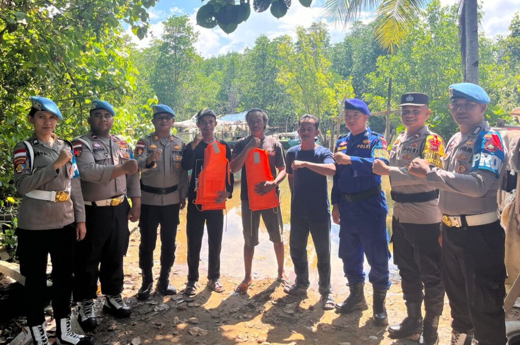 Propam Polres Bintan Turut Andil Keselamatan Nelayan Bagikan Life Jacket Kepada Masyarakat.