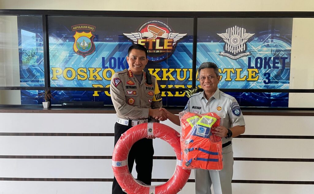 Polda Kepri terima bantuan sarana 60 buah Life Jacket dan 60 buah Lifebuoy dari PT. Jasa Raharja Cabang Provinsi Kepri yang diberikan oleh Kepala PT Jasa Raharja Cabang Kepulauan Riau, Bapak Mulyadi dan diterima oleh Dirlantas Polda Kepri Kombes. Pol. Tri Yulianto, S.I.K., M.Si., di Lobby Ditlantas Polda Kepri. Rabu (27/12/2023)