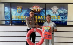 Polda Kepri Terima Bantuan Keselamatan: 60 Life Jacket dan Lifebuoy dari PT. Jasa Raharja Cabang Provinsi Kepri untuk Operasi Lilin Seligi 2023