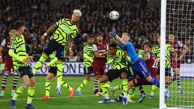 West Ham United mengalahkan Arsenal dalam laga penutup pekan ke-19 Liga Inggris dengan dua gol tanpa balas