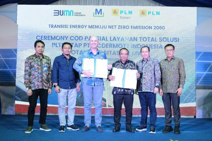 PT PLN Batam melaksanakan commissioning secara bertahap PLTS Atap bersama PT Mc Dermott Indonesia. (Foto: dok PLN Batam)
