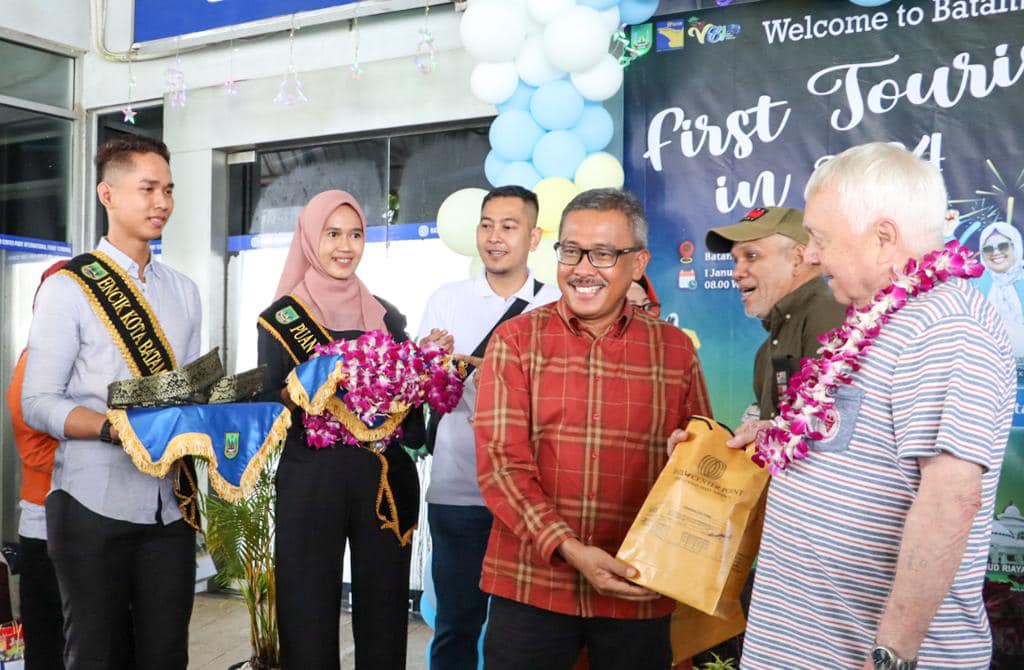 Sambut Kunjungan Wisman Pertama Tahun 2024 ke Batam, Jefridin: Mudah-mudahan Betah dan Nyaman Berada di Batam