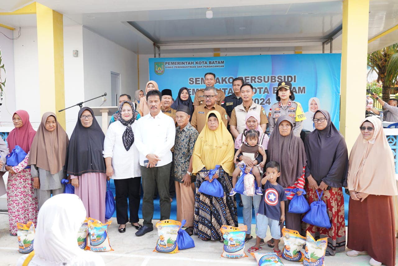 Sekretaris Daerah Kota Batam, Jefridin, M.Pd. bersama Wali Kota Batam, Muhammad Rudi di Fasum RT.02 RW.02 Bakau Serip, Kelurahan Sambau, Senin (22/01/2024).