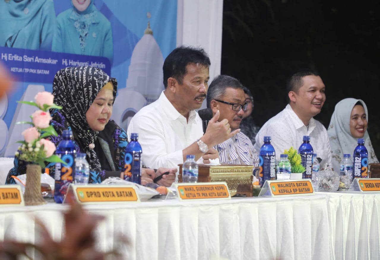 Marlin dan Rudi saat Musyawarah Rencana Pembangunan (Musrenbang) tingkat Kelurahan Sei panas, Batam kota, di Perumahan Gading Hill, Senin (22/1/2024) malam.