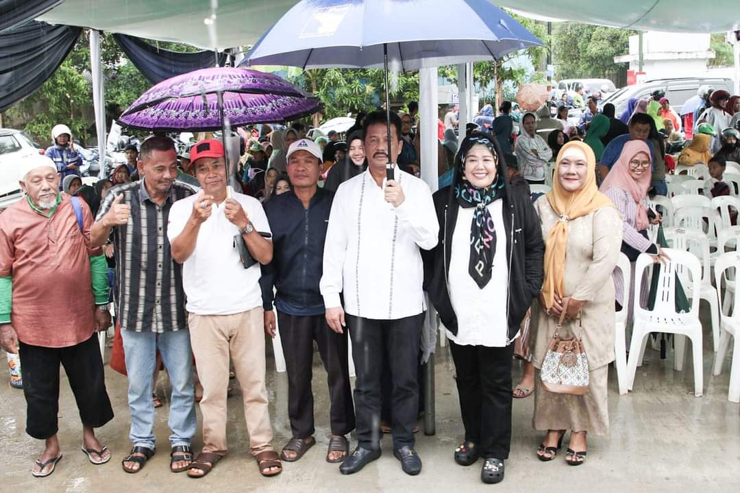 Wali Kota Batam, Muhammad Rudi, menyerahkan paket sembako subsidi bagi masyarakat Bengkong, Selasa (16/1/2024).