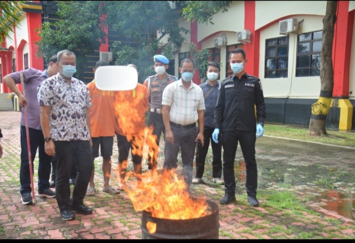 DITRESNARKOBA POLDA KEPRI GELAR PEMUSNAHAN BARANG BUKTI NARKOBA JENIS GANJA