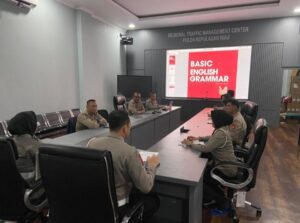 TEROBOSAN KREATIF DITLANTAS POLDA KEPRI : ANGGOTA HARUS MAMPU BERBAHASA ASING DALAM MELAYANI WNA DI KEPRI