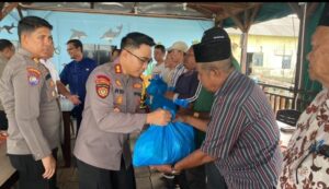 Jumat Berkah, Polres Bintan bagikan paket sembako kepada Masyarakat