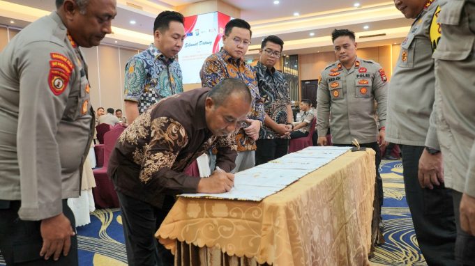 Penandatanganan MoU dilakukan oleh Direktur Utama PT PLN Batam, Muhammad Irwansyah Putra bersama Kepala Kepolisian Daerah (Kapolda) Kepulauan Riau, Irjen Pol Drs. Tabana Bangun, M.Si. (Foto: dok Humas PT PLN Batam)