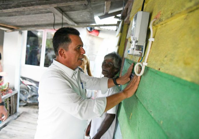 Gubernur Kepulauan Riau Ansar Ahmad saat mengecek meteran listrik. (Foto: dok Humas Pemprov Kepri)