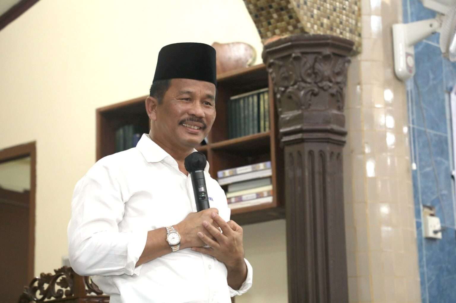 Kepala BP Batam, Muhammad Rudi menyerahkan insentif sekaligus bersilaturahmi dengan para tokoh agama se-Kecamatan Nongsa, di Masjid Al-Huda Komplek Rajawali Bandara, Rabu (17/1/2024).
