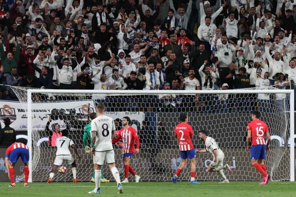Real Madrid mengalahkan Atletico Madrid 5-3 untuk maju ke final Piala Super Spanyol.