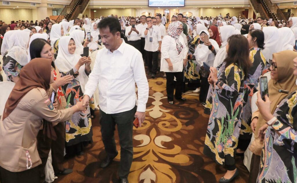 Wali Kota saat menyerahkan insentif bagi guru swasta di Kota Batam di Pacific Palace Hotel, Rabu (31/1/2024)