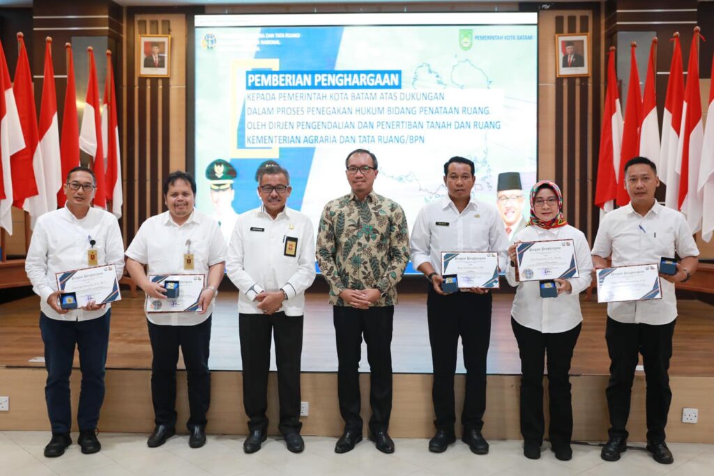 Pemerintah Kota (Pemko) Batam menerima Penghargaan dari Direktorat Jendral (Dirjen) Pengendalian dan Penertiban Tanah dan Ruang (PPTR)Kementerian Agraria dan Tata Ruang/ Badan Pertanahan Nasional (ART/BPN), di Kantor Walikota Batam, Rabu (21/2/2024).