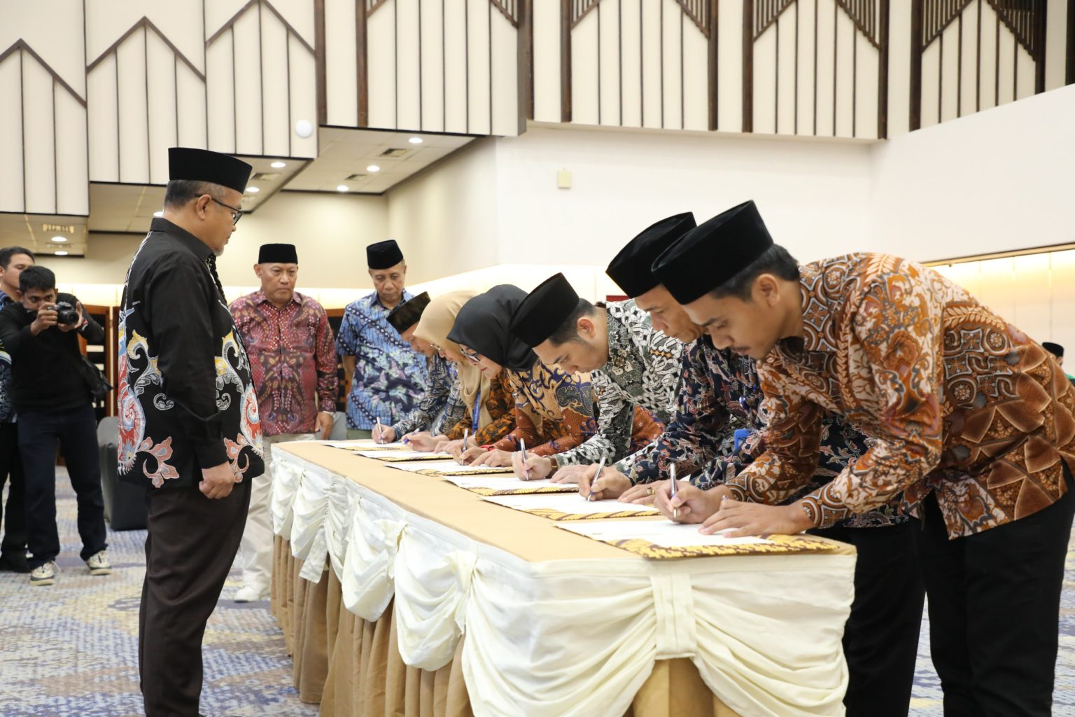Wakil Kepala BP Batam, Purwiyanto, melantik sebanyak 46 pejabat tingkat eselon III dan IV BP Batam di Balairungsari, Batam Center, Jumat, (23/2/2024) sore.