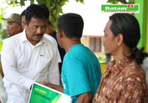 Muhammad Rudi Serahkan 1.004 Kartu BPJS Ketenagakerjaan untuk Nelayan