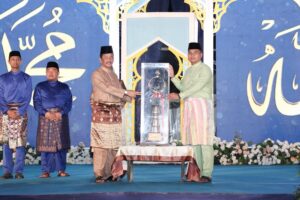 MTQH XXXII Tingkat Kota Batam Selesai, Wali Kota Rudi Serahkan Piala Bergilir ke Camat Sagulung